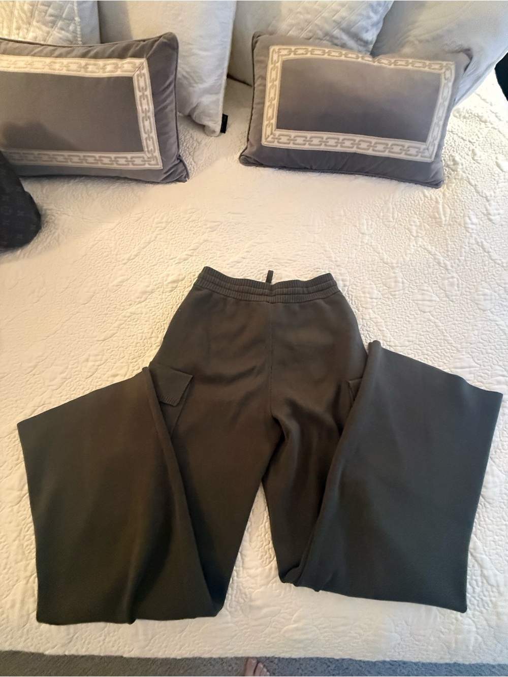 ALO Yoga Wide-Leg Pants in Olive Green